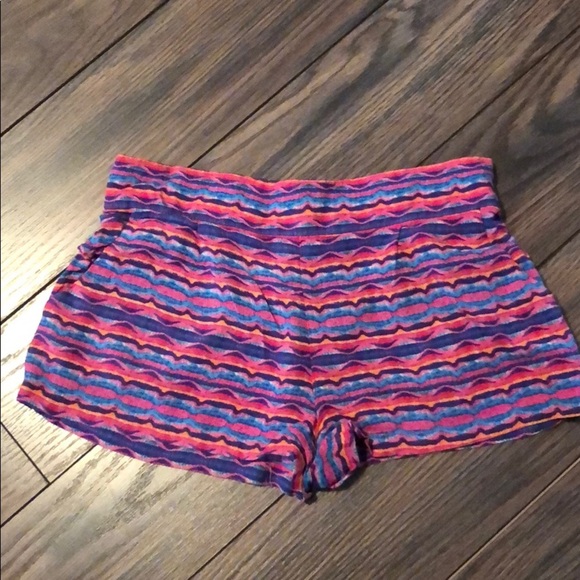 Kirra patterned short shorts with pockets! - Picture 1 of 4